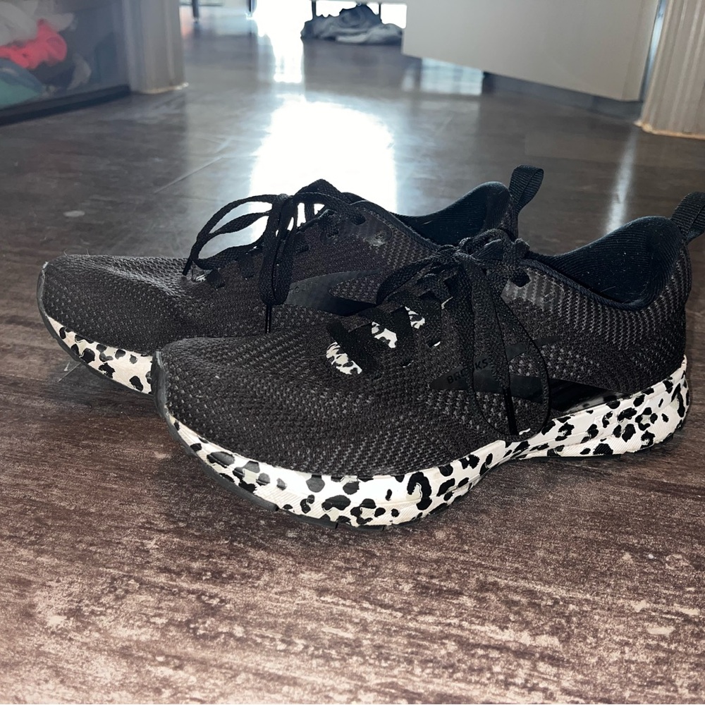 SZ 8 Brooks Revel 5 W Leopard Print Bottom